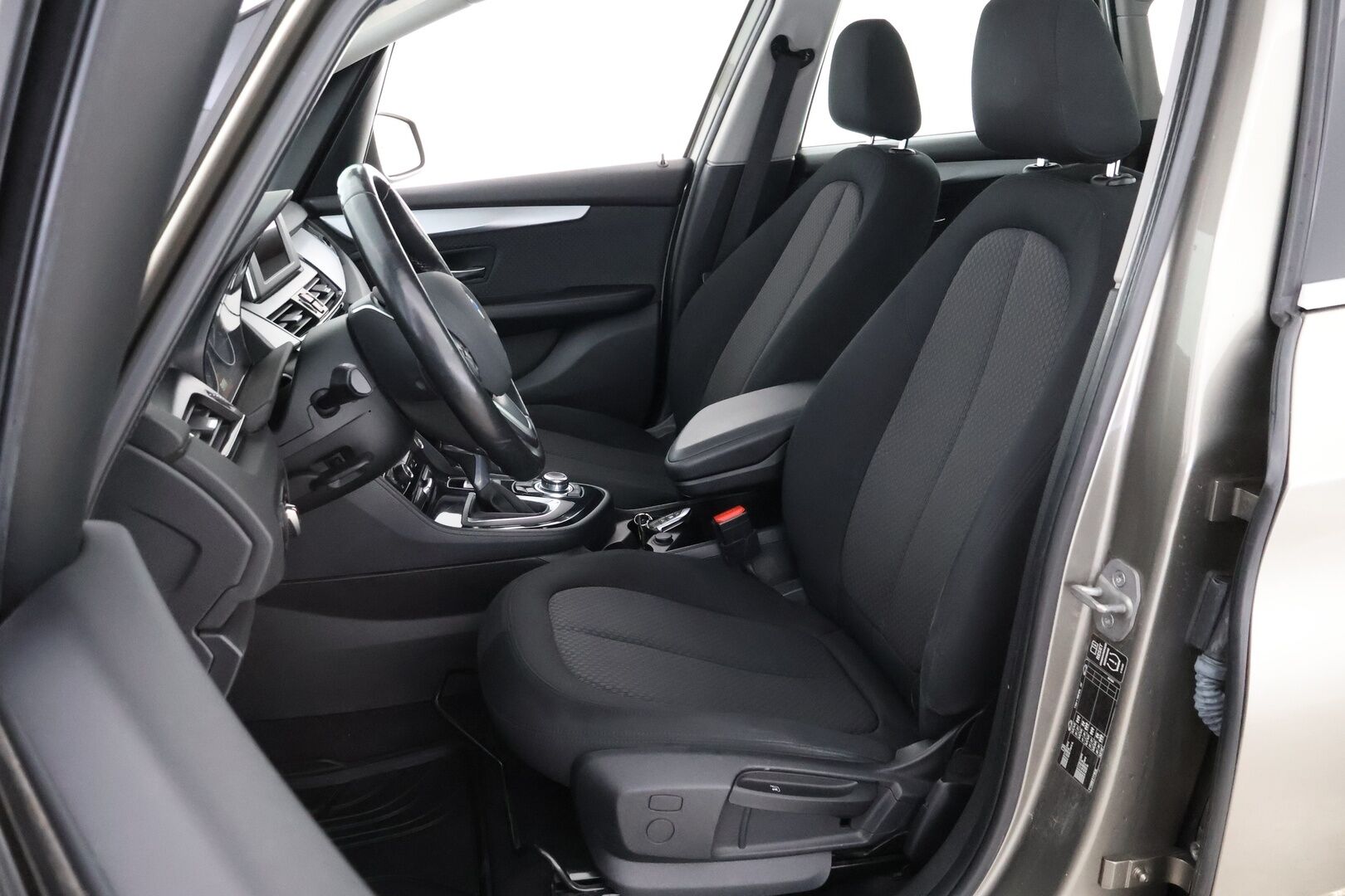 BMW 218 2016 F45 Active Tourer 218d A Business * Suomiauto / Vetokoukku / Navi / Lohko & Sisäpistoke / Ratinlämmitys! - 2x Renkaat aluvantein / Juuri tullut Tampereelle!