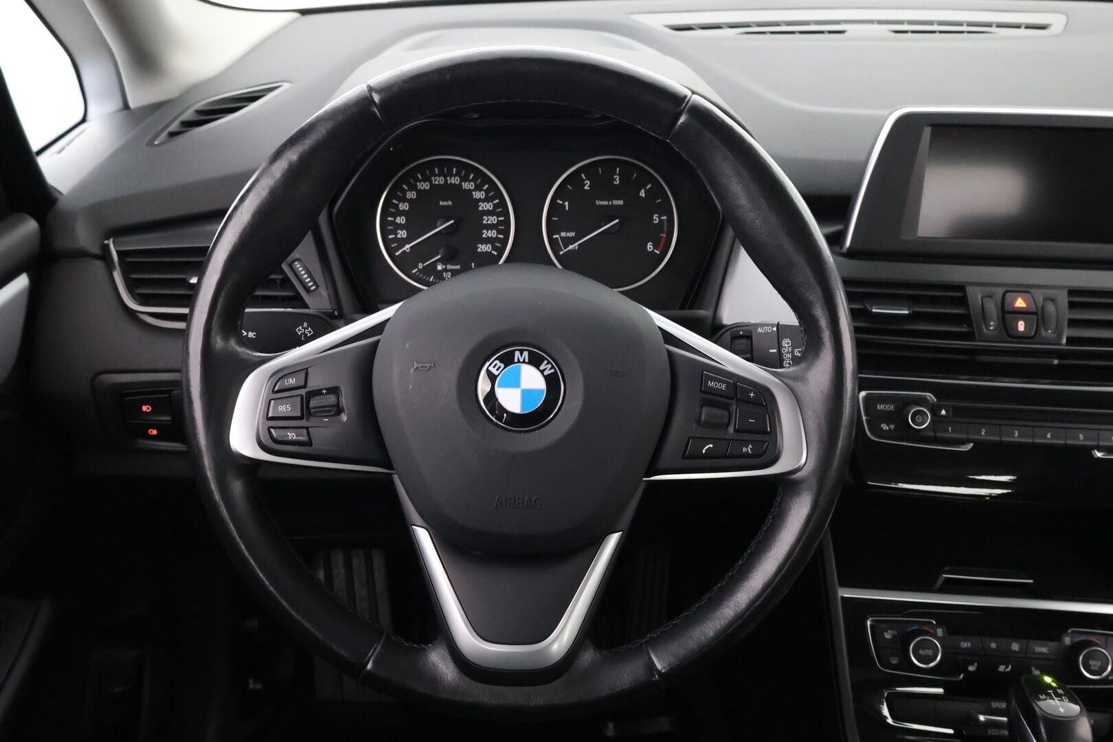 BMW 218 2016 F45 Active Tourer 218d A Business * Suomiauto / Vetokoukku / Navi / Lohko & Sisäpistoke / Ratinlämmitys! - 2x Renkaat aluvantein / Juuri tullut Tampereelle!