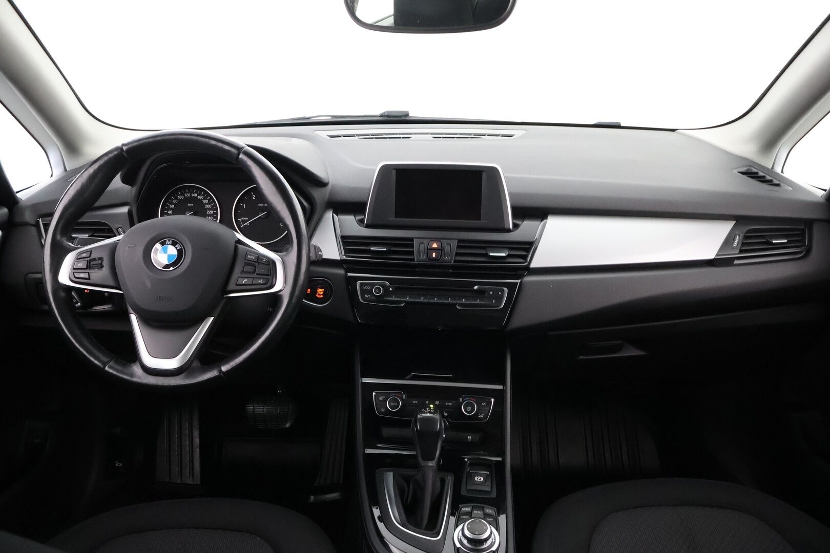 BMW 218 2016 F45 Active Tourer 218d A Business * Suomiauto / Vetokoukku / Navi / Lohko & Sisäpistoke / Ratinlämmitys! - 2x Renkaat aluvantein / Juuri tullut Tampereelle!