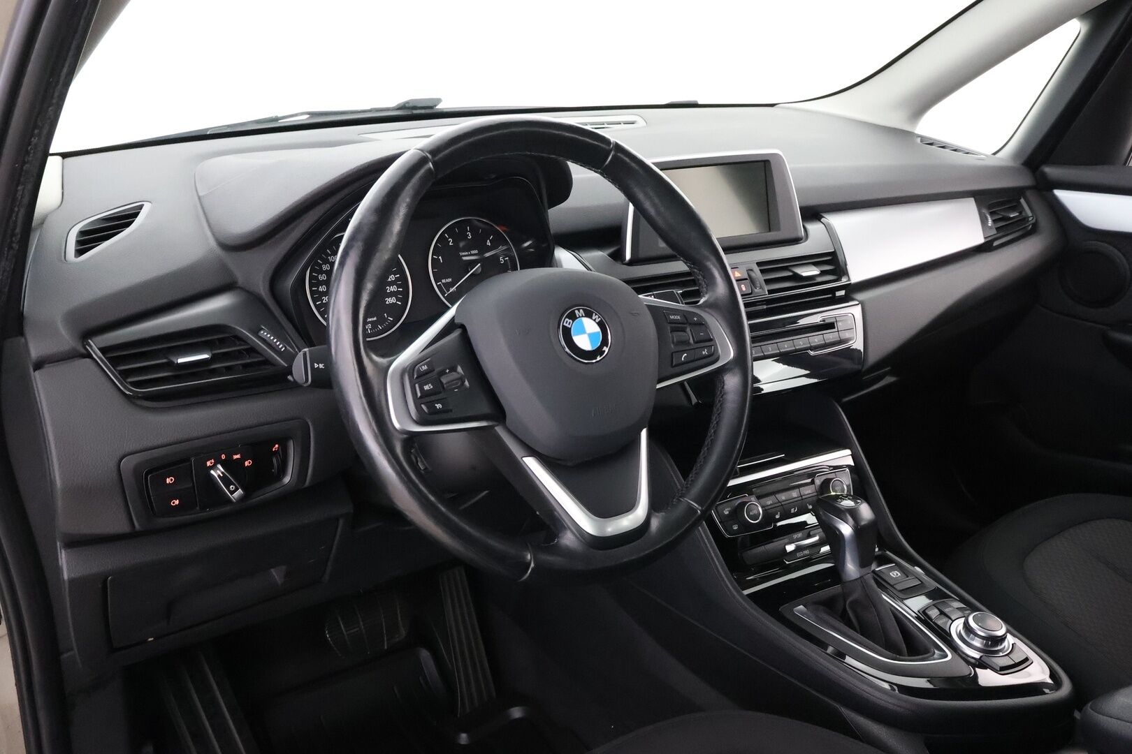 BMW 218 2016 F45 Active Tourer 218d A Business * Suomiauto / Vetokoukku / Navi / Lohko & Sisäpistoke / Ratinlämmitys! - 2x Renkaat aluvantein / Juuri tullut Tampereelle!