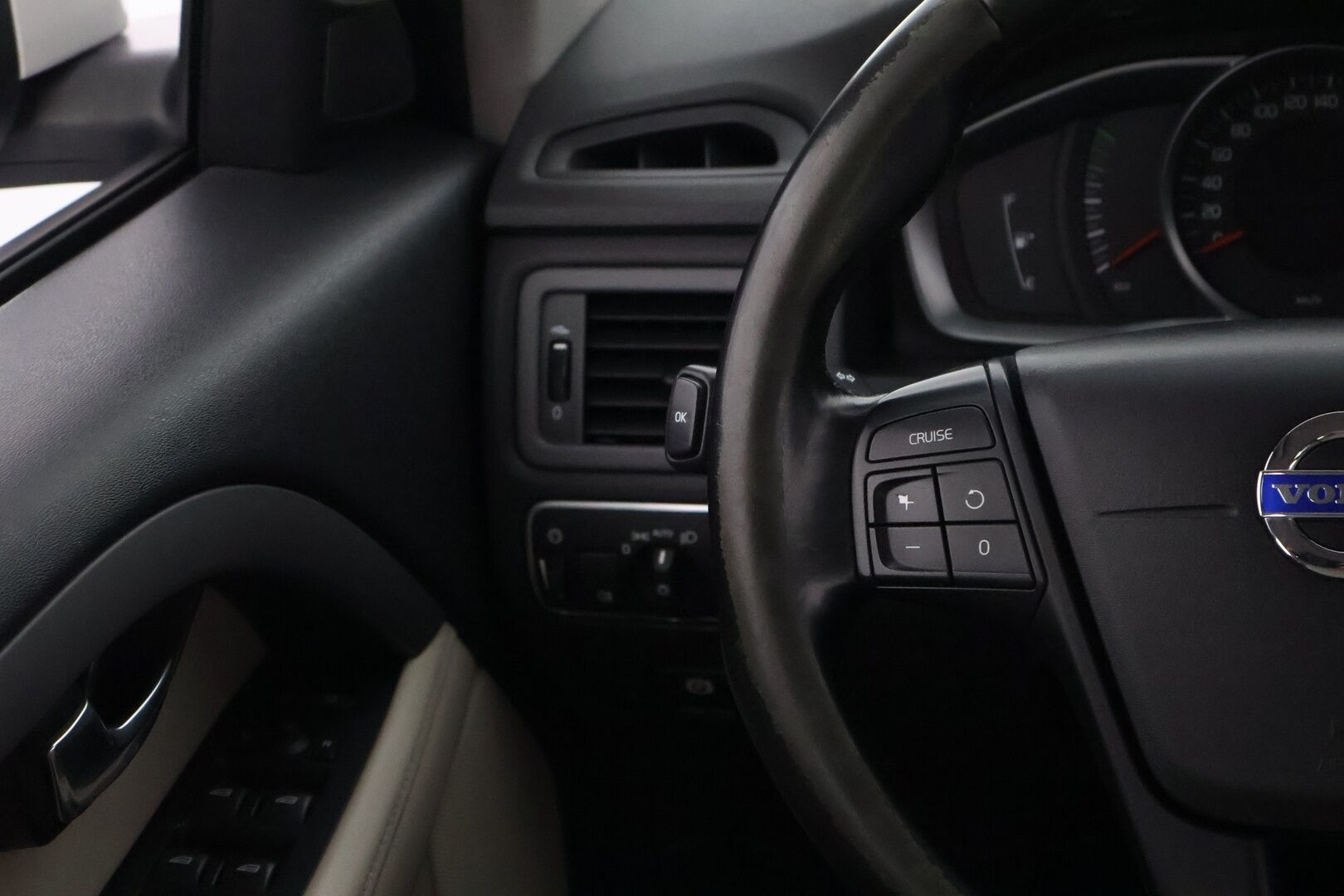 Volvo V70 2015 D4 Kinetic aut - Suomiauto / Webasto / Vaaleat Nahkapenkit / Vetokoukku / Vakkari / Sähköluukku / Jakopää tehty!