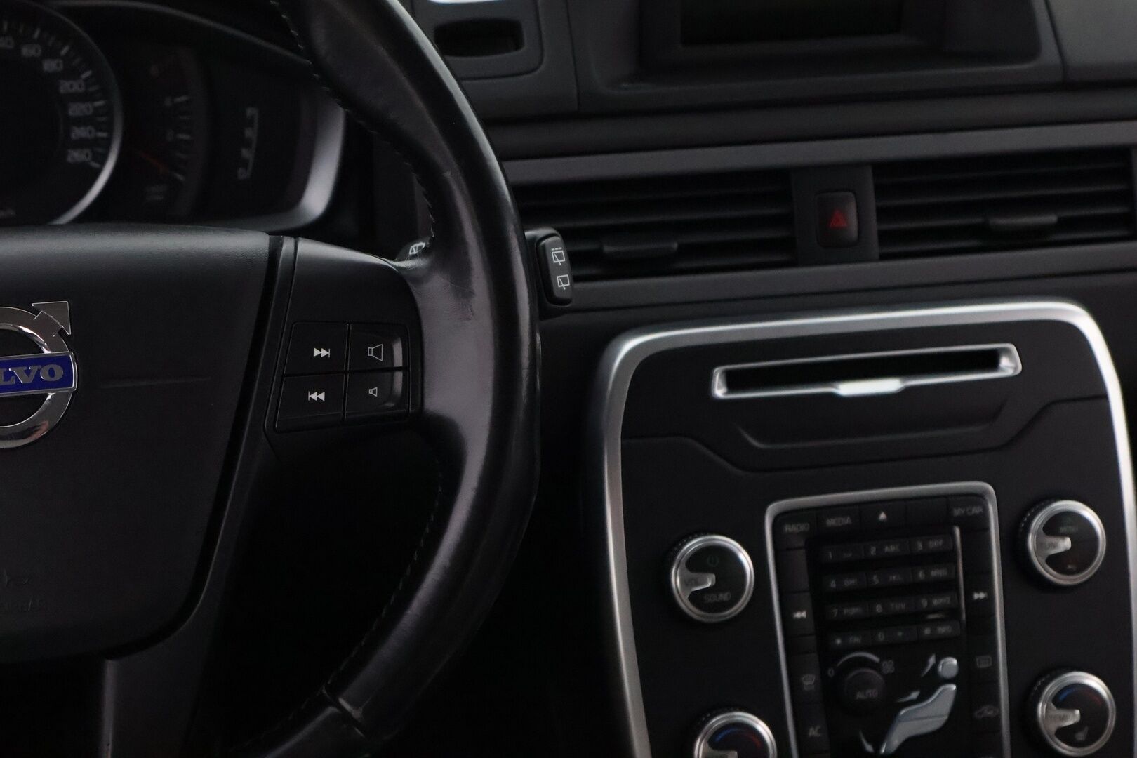 Volvo V70 2015 D4 Kinetic aut - Suomiauto / Webasto / Vaaleat Nahkapenkit / Vetokoukku / Vakkari / Sähköluukku / Jakopää tehty!