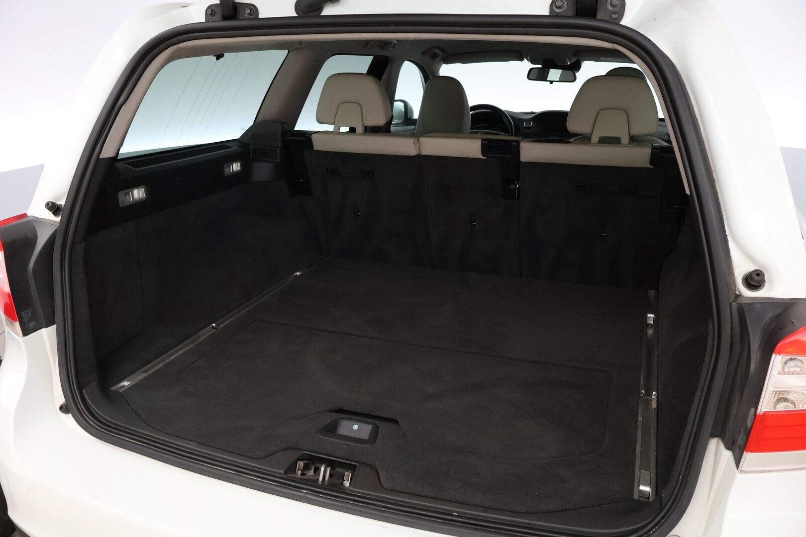 Volvo V70 2015 D4 Kinetic aut - Suomiauto / Webasto / Vaaleat Nahkapenkit / Vetokoukku / Vakkari / Sähköluukku / Jakopää tehty!