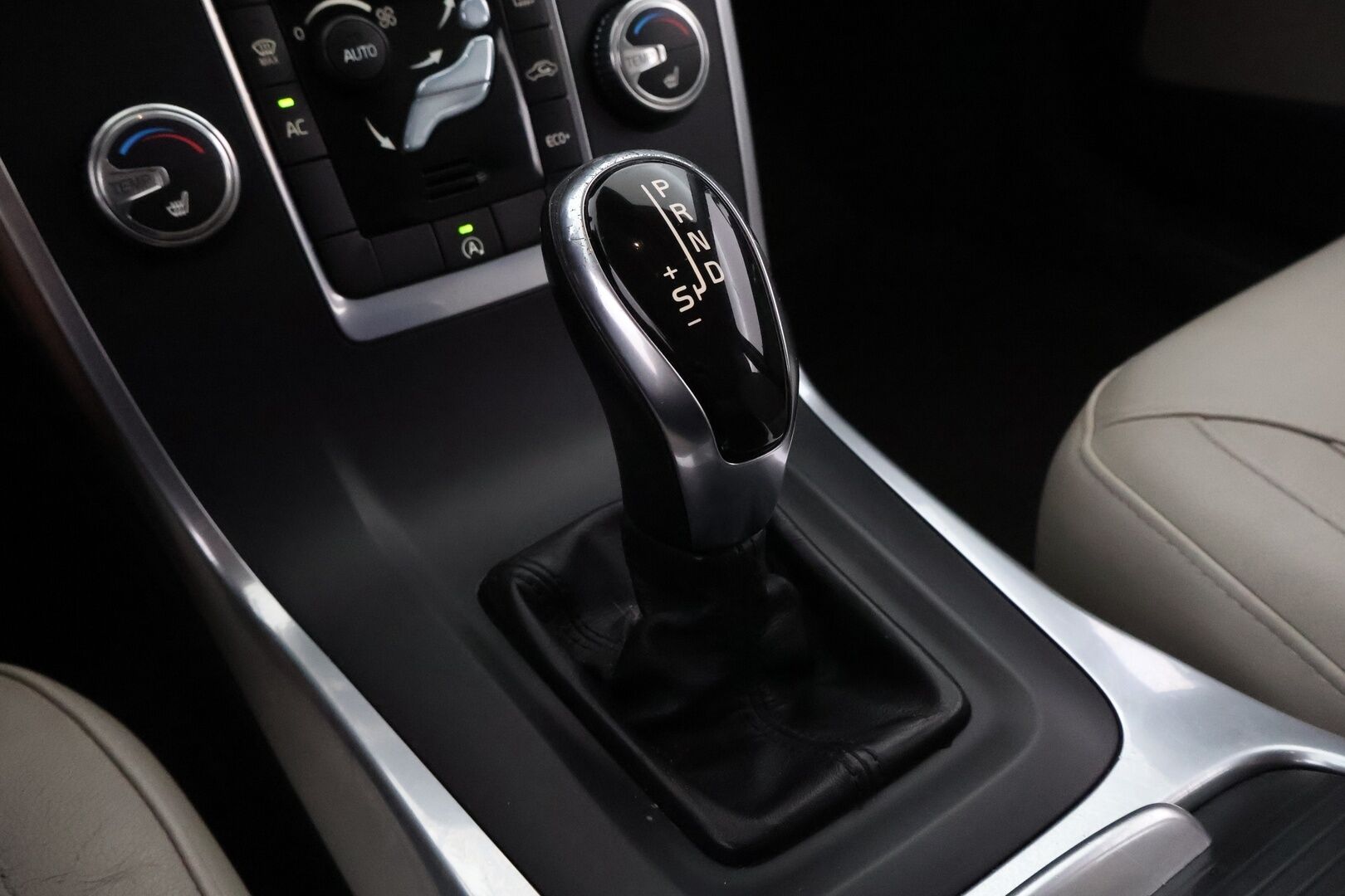Volvo V70 2015 D4 Kinetic aut - Suomiauto / Webasto / Vaaleat Nahkapenkit / Vetokoukku / Vakkari / Sähköluukku / Jakopää tehty!