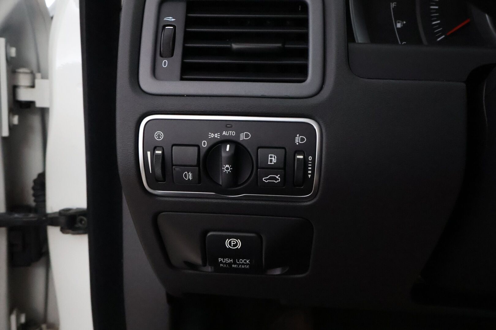 Volvo V70 2015 D4 Kinetic aut - Suomiauto / Webasto / Vaaleat Nahkapenkit / Vetokoukku / Vakkari / Sähköluukku / Jakopää tehty!