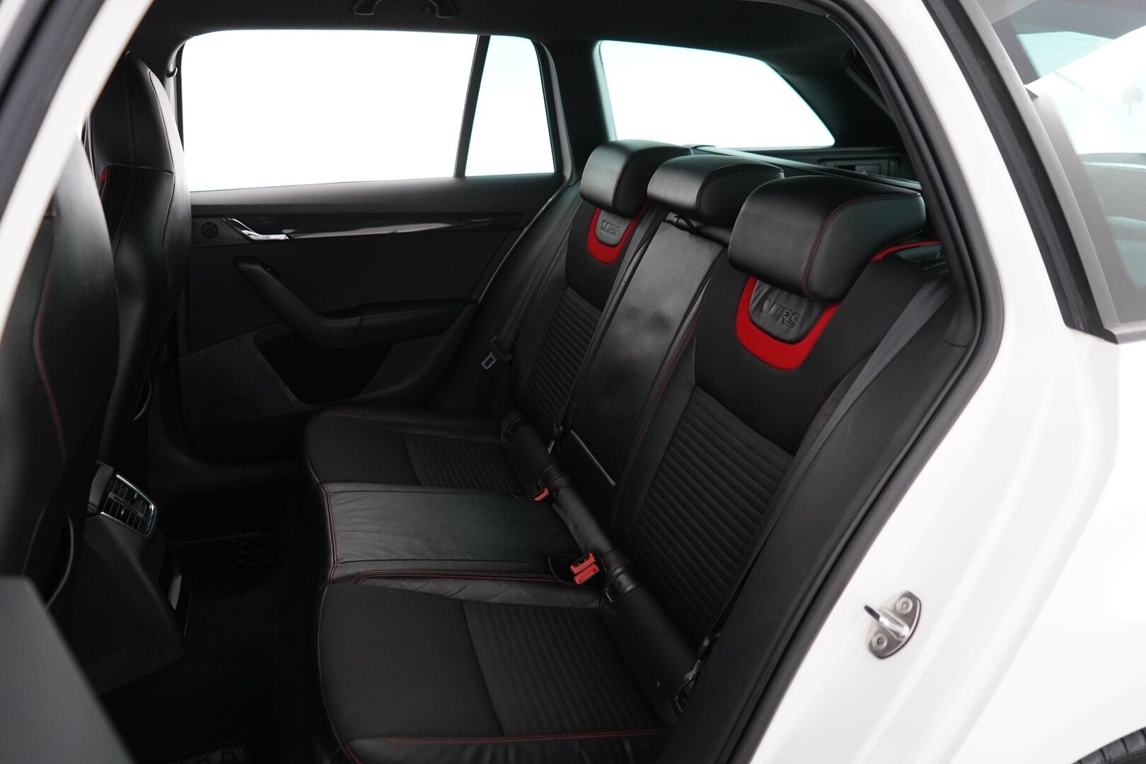 Skoda Octavia 2014 Combi 2,0 TSI RS * ACC / Tutka / Koukku / Lohkolämmitin / Sähkökontti * - Suomi- auto / Viimeisin huolto 03/2026 / Kahdet OEM vanteet