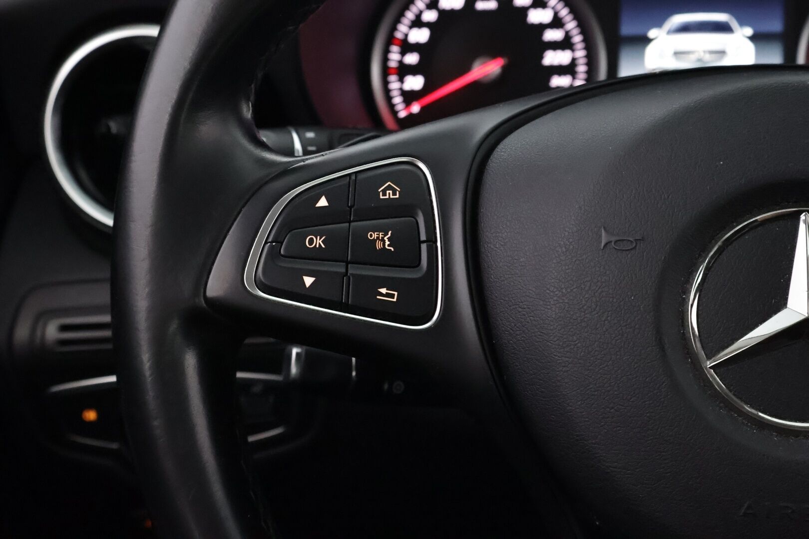 Mercedes-Benz C 2015 180 A Premium Business - Suomiauto | Vetokoukku | Adapt.LED | Lohkolämmitin | Törmäysvaroitus | Metalliväri | Keyless | Juuri tullut Tampereelle!