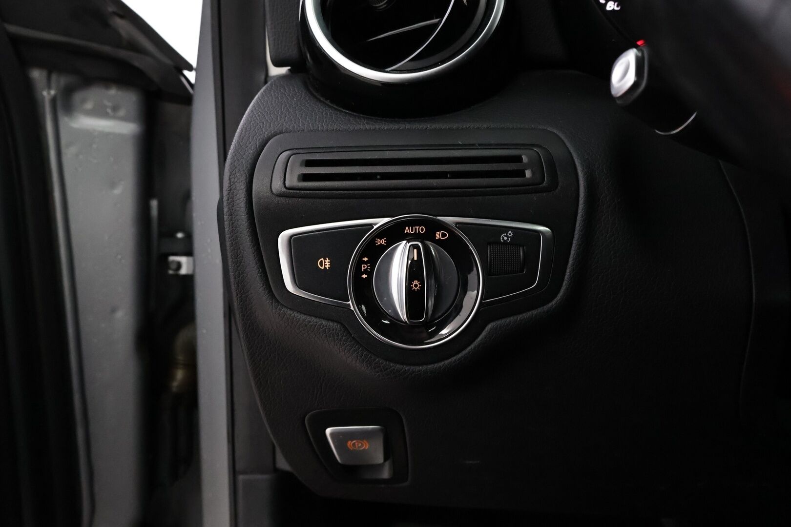 Mercedes-Benz C 2015 180 A Premium Business - Suomiauto | Vetokoukku | Adapt.LED | Lohkolämmitin | Törmäysvaroitus | Metalliväri | Keyless | Juuri tullut Tampereelle!