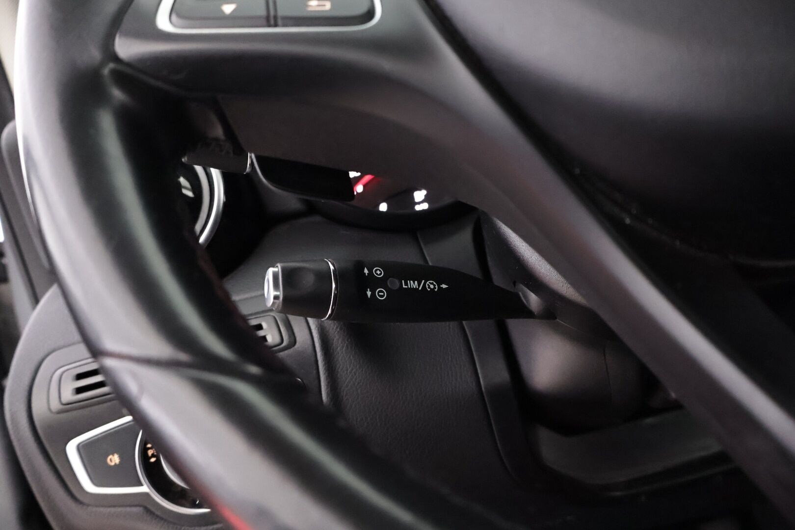 Mercedes-Benz C 2015 180 A Premium Business - Suomiauto | Vetokoukku | Adapt.LED | Lohkolämmitin | Törmäysvaroitus | Metalliväri | Keyless | Juuri tullut Tampereelle!