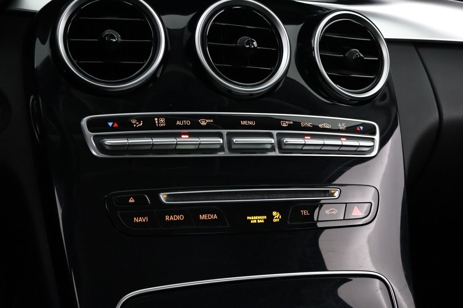 Mercedes-Benz C 2015 180 A Premium Business - Suomiauto | Vetokoukku | Adapt.LED | Lohkolämmitin | Törmäysvaroitus | Metalliväri | Keyless | Juuri tullut Tampereelle!