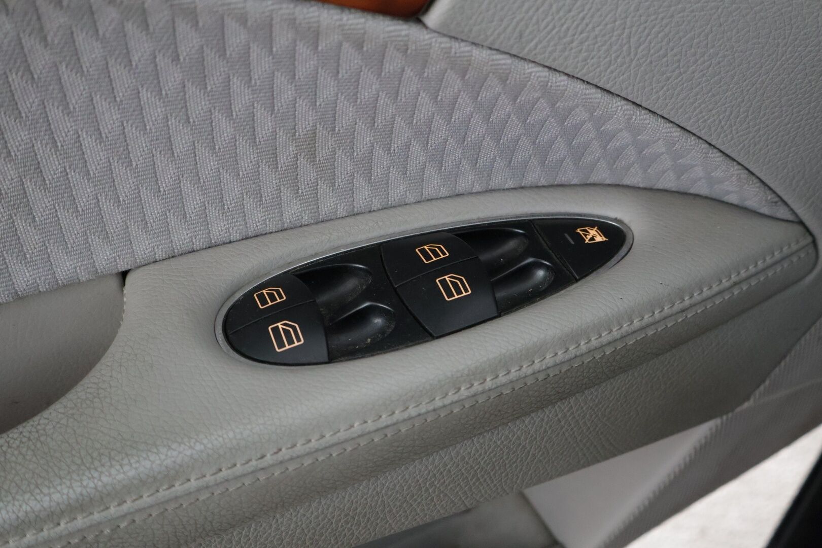 Mercedes-Benz E 2005 E 200 KOMPRESSOR Farmari (AC) 5ov 1796cm3 / *Yritys Outlet - Myydään vain yrityksille * / Lohko / Sähköpenkit / Penkinlämmitin / Aut. ilmastointi / * - Elegance sisusta & Offroad paketti