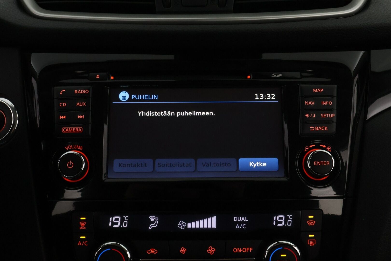 Nissan Qashqai 2015 dCi 130 Business 360 4WD 6M/T E6 Leather * Suomiauto / Vetokoukku / Nahkasisusta / 360-Kamera / BLIS / Huippuvarusteet! - Lohko & Sisäpistoke / Juuri tullut Tampereelle! - HULLUT BLACKWEEK JATKOT - KORKOTARJOUS 2,49%