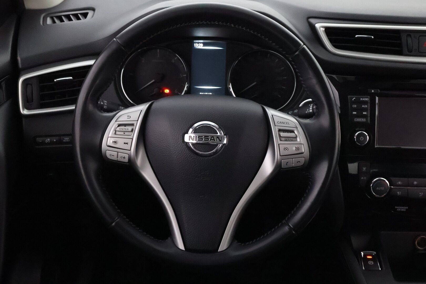Nissan Qashqai 2015 dCi 130 Business 360 4WD 6M/T E6 Leather * Suomiauto / Vetokoukku / Nahkasisusta / 360-Kamera / BLIS / Huippuvarusteet! - Lohko & Sisäpistoke / Juuri tullut Tampereelle!