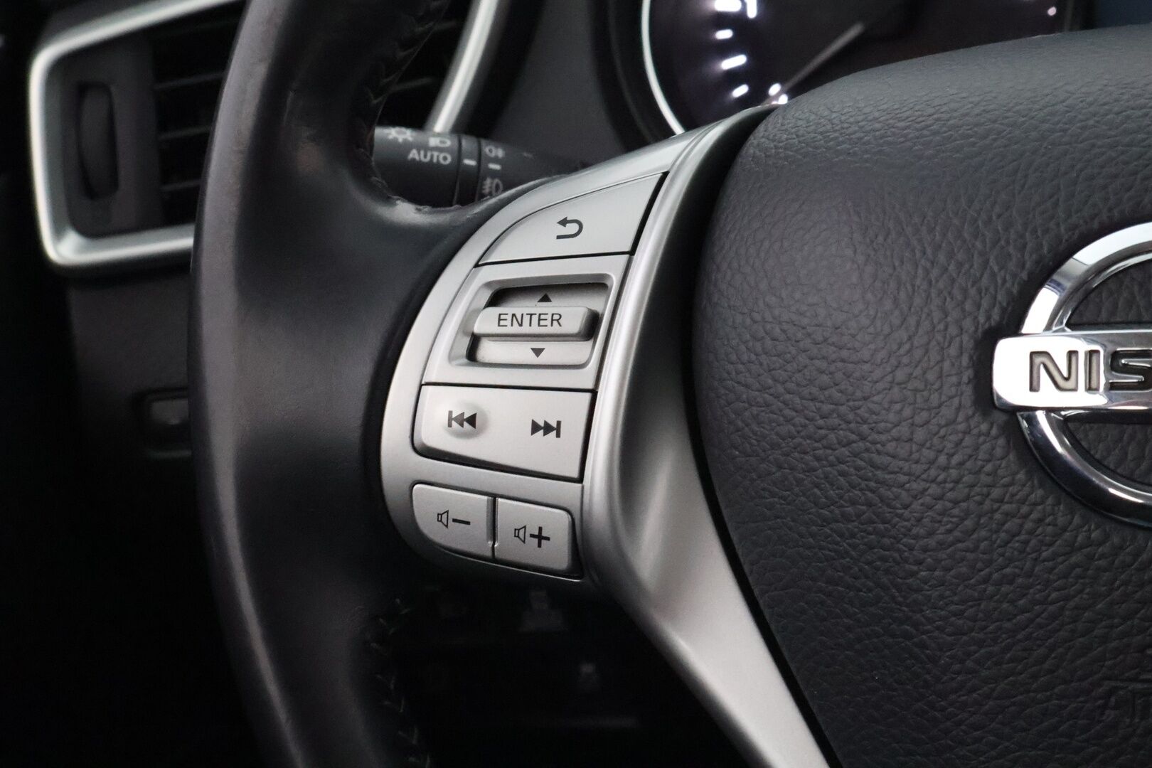 Nissan Qashqai 2015 dCi 130 Business 360 4WD 6M/T E6 Leather * Suomiauto / Vetokoukku / Nahkasisusta / 360-Kamera / BLIS / Huippuvarusteet! - Lohko & Sisäpistoke / Juuri tullut Tampereelle!