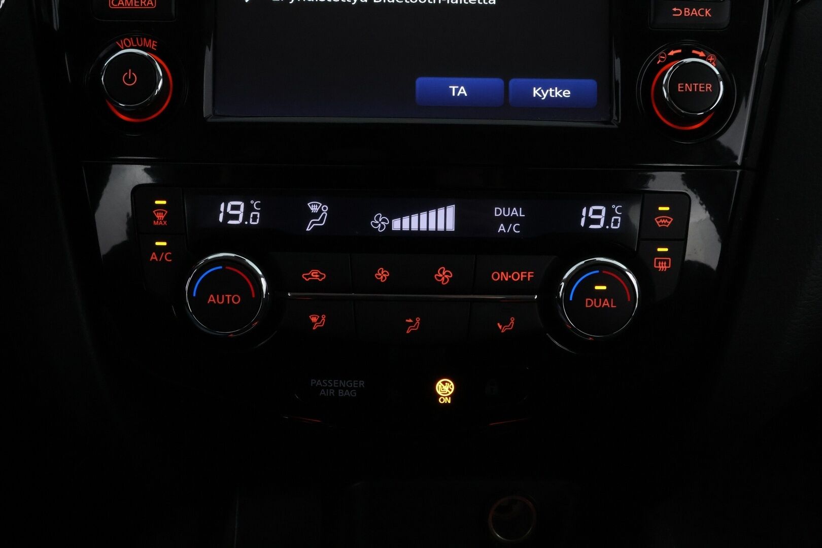 Nissan Qashqai 2015 dCi 130 Business 360 4WD 6M/T E6 Leather * Suomiauto / Vetokoukku / Nahkasisusta / 360-Kamera / BLIS / Huippuvarusteet! - Lohko & Sisäpistoke / Juuri tullut Tampereelle!