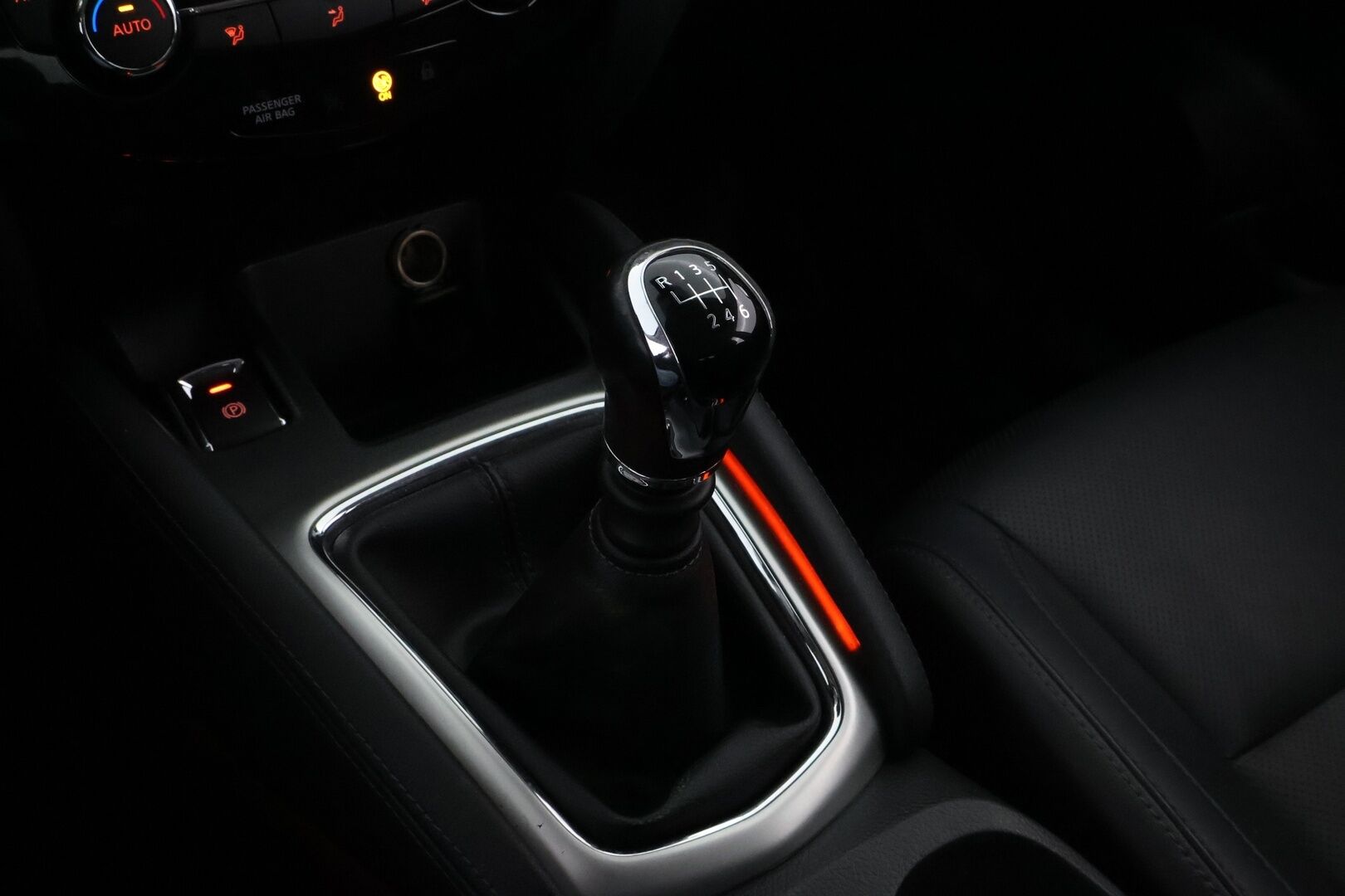 Nissan Qashqai 2015 dCi 130 Business 360 4WD 6M/T E6 Leather * Suomiauto / Vetokoukku / Nahkasisusta / 360-Kamera / BLIS / Huippuvarusteet! - Lohko & Sisäpistoke / Juuri tullut Tampereelle! - HULLUT BLACKWEEK JATKOT - KORKOTARJOUS 2,49%