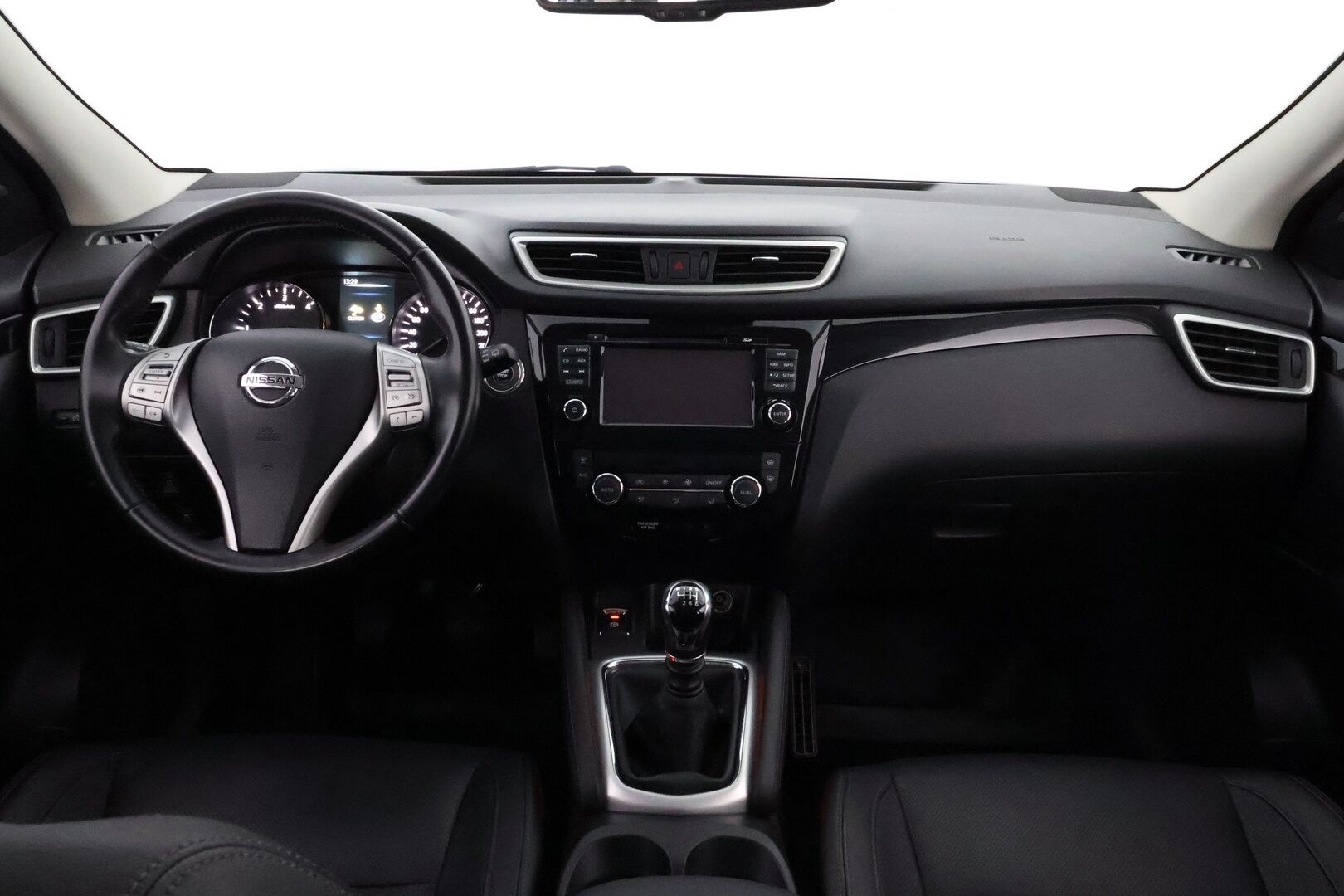 Nissan Qashqai 2015 dCi 130 Business 360 4WD 6M/T E6 Leather * Suomiauto / Vetokoukku / Nahkasisusta / 360-Kamera / BLIS / Huippuvarusteet! - Lohko & Sisäpistoke / Juuri tullut Tampereelle!