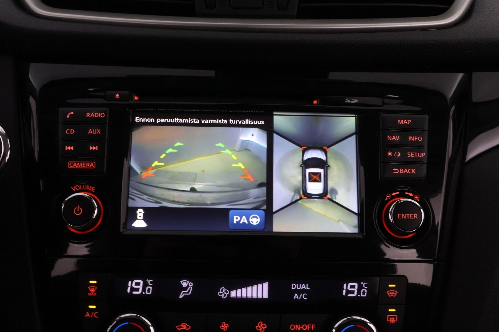 Nissan Qashqai 2015 dCi 130 Business 360 4WD 6M/T E6 Leather * Suomiauto / Vetokoukku / Nahkasisusta / 360-Kamera / BLIS / Huippuvarusteet! - Lohko & Sisäpistoke / Juuri tullut Tampereelle! - HULLUT BLACKWEEK JATKOT - KORKOTARJOUS 2,49%