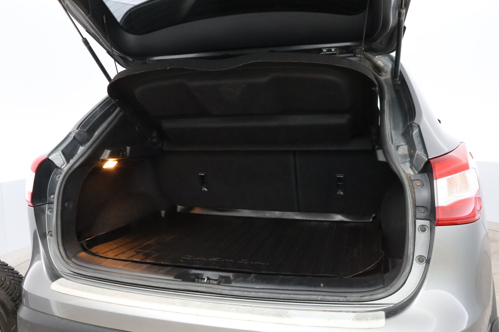 Nissan Qashqai 2015 dCi 130 Business 360 4WD 6M/T E6 Leather * Suomiauto / Vetokoukku / Nahkasisusta / 360-Kamera / BLIS / Huippuvarusteet! - Lohko & Sisäpistoke / Juuri tullut Tampereelle!