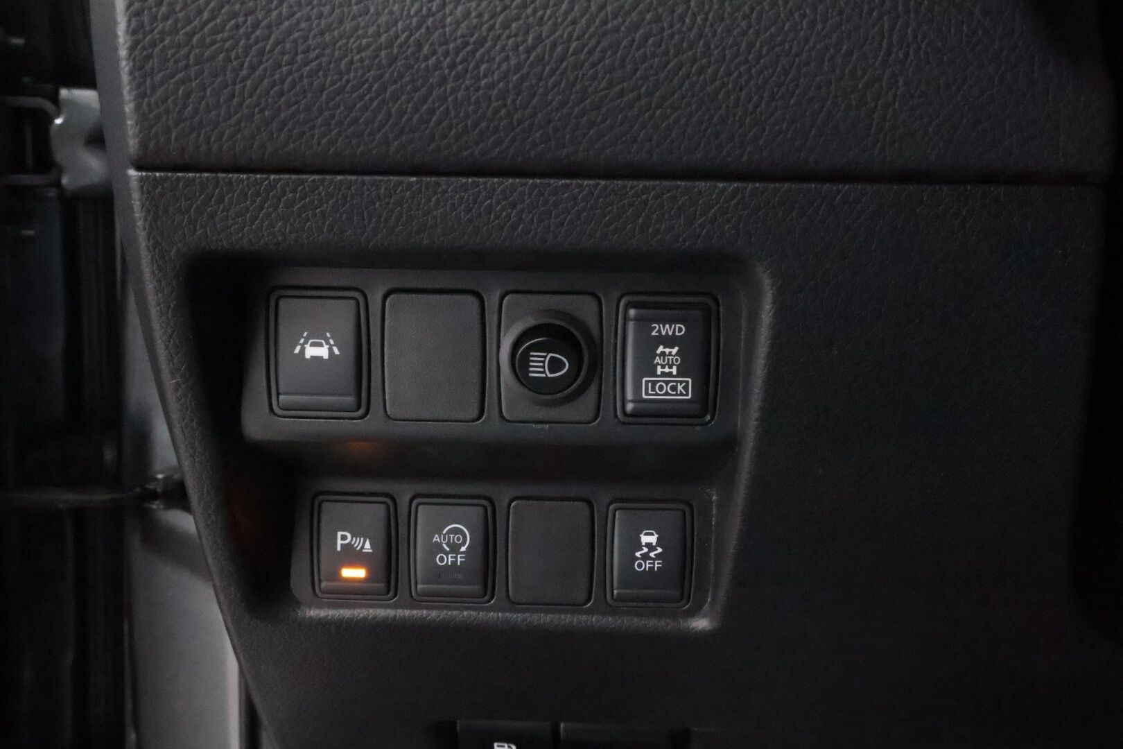 Nissan Qashqai 2015 dCi 130 Business 360 4WD 6M/T E6 Leather * Suomiauto / Vetokoukku / Nahkasisusta / 360-Kamera / BLIS / Huippuvarusteet! - Lohko & Sisäpistoke / Juuri tullut Tampereelle!