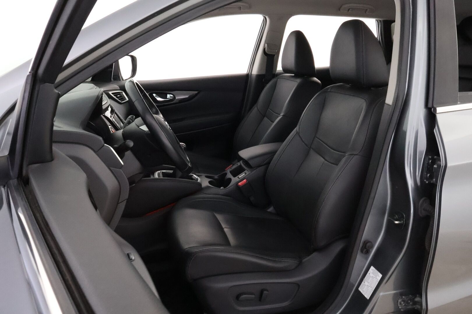 Nissan Qashqai 2015 dCi 130 Business 360 4WD 6M/T E6 Leather * Suomiauto / Vetokoukku / Nahkasisusta / 360-Kamera / BLIS / Huippuvarusteet! - Lohko & Sisäpistoke / Juuri tullut Tampereelle! - HULLUT BLACKWEEK JATKOT - KORKOTARJOUS 2,49%