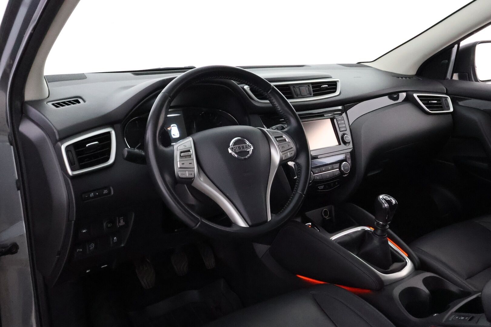 Nissan Qashqai 2015 dCi 130 Business 360 4WD 6M/T E6 Leather * Suomiauto / Vetokoukku / Nahkasisusta / 360-Kamera / BLIS / Huippuvarusteet! - Lohko & Sisäpistoke / Juuri tullut Tampereelle!