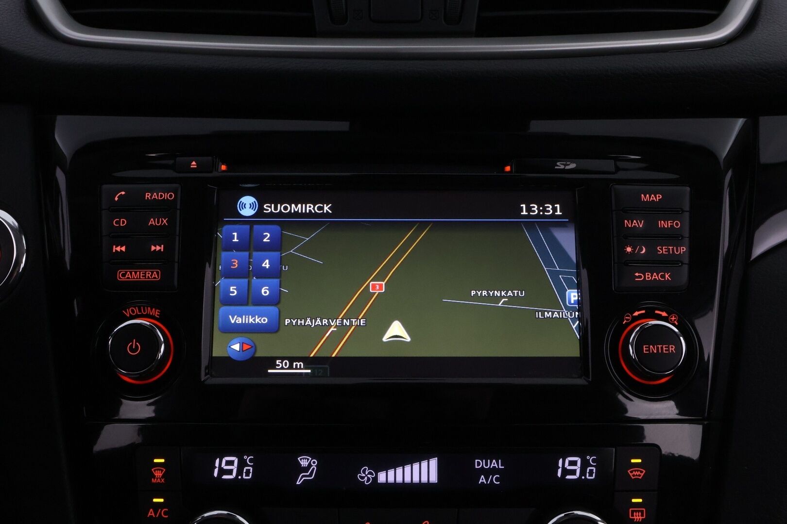 Nissan Qashqai 2015 dCi 130 Business 360 4WD 6M/T E6 Leather * Suomiauto / Vetokoukku / Nahkasisusta / 360-Kamera / BLIS / Huippuvarusteet! - Lohko & Sisäpistoke / Juuri tullut Tampereelle! - HULLUT BLACKWEEK JATKOT - KORKOTARJOUS 2,49%