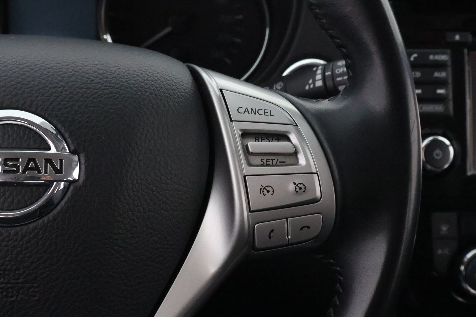 Nissan Qashqai 2015 dCi 130 Business 360 4WD 6M/T E6 Leather * Suomiauto / Vetokoukku / Nahkasisusta / 360-Kamera / BLIS / Huippuvarusteet! - Lohko & Sisäpistoke / Juuri tullut Tampereelle!