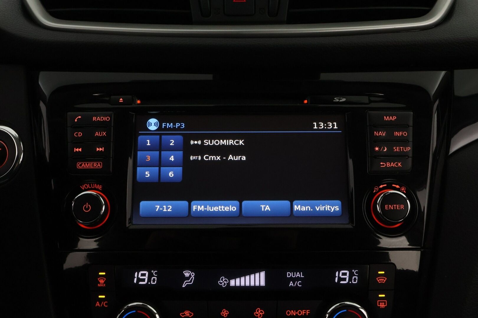 Nissan Qashqai 2015 dCi 130 Business 360 4WD 6M/T E6 Leather * Suomiauto / Vetokoukku / Nahkasisusta / 360-Kamera / BLIS / Huippuvarusteet! - Lohko & Sisäpistoke / Juuri tullut Tampereelle! - HULLUT BLACKWEEK JATKOT - KORKOTARJOUS 2,49%