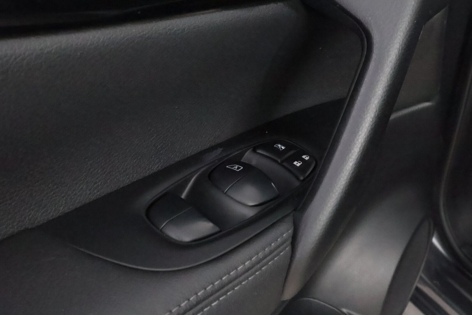 Nissan Qashqai 2015 dCi 130 Business 360 4WD 6M/T E6 Leather * Suomiauto / Vetokoukku / Nahkasisusta / 360-Kamera / BLIS / Huippuvarusteet! - Lohko & Sisäpistoke / Juuri tullut Tampereelle! - HULLUT BLACKWEEK JATKOT - KORKOTARJOUS 2,49%