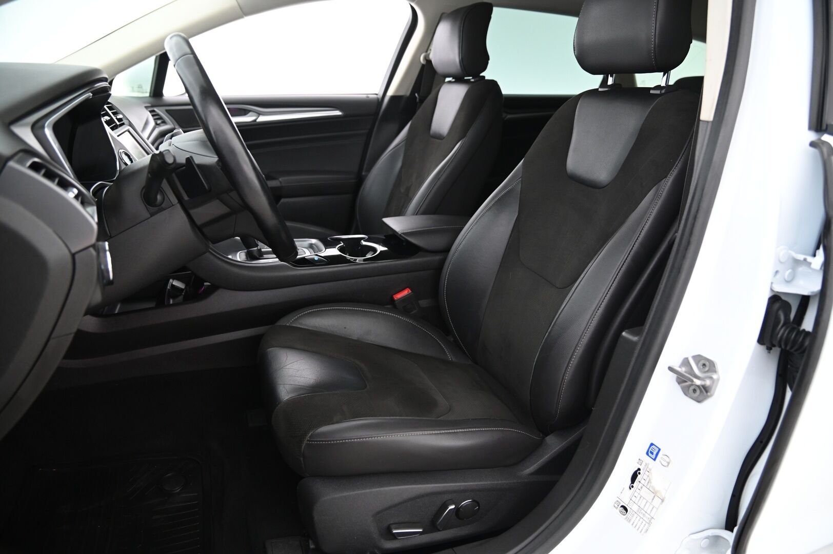 Ford Mondeo 2015 2,0 TDCi 180hv PowerShift Titanium Business Wagon AWD* Webasto / Lämmitettävä tuulilasi / Ford Dynamic Led / Vakkari / Koukku* - Tilava Neliveto Farmari! / Hyvin varusteltu* - HULLU BLACKWEEK KORKOTARJOUS 2,49%