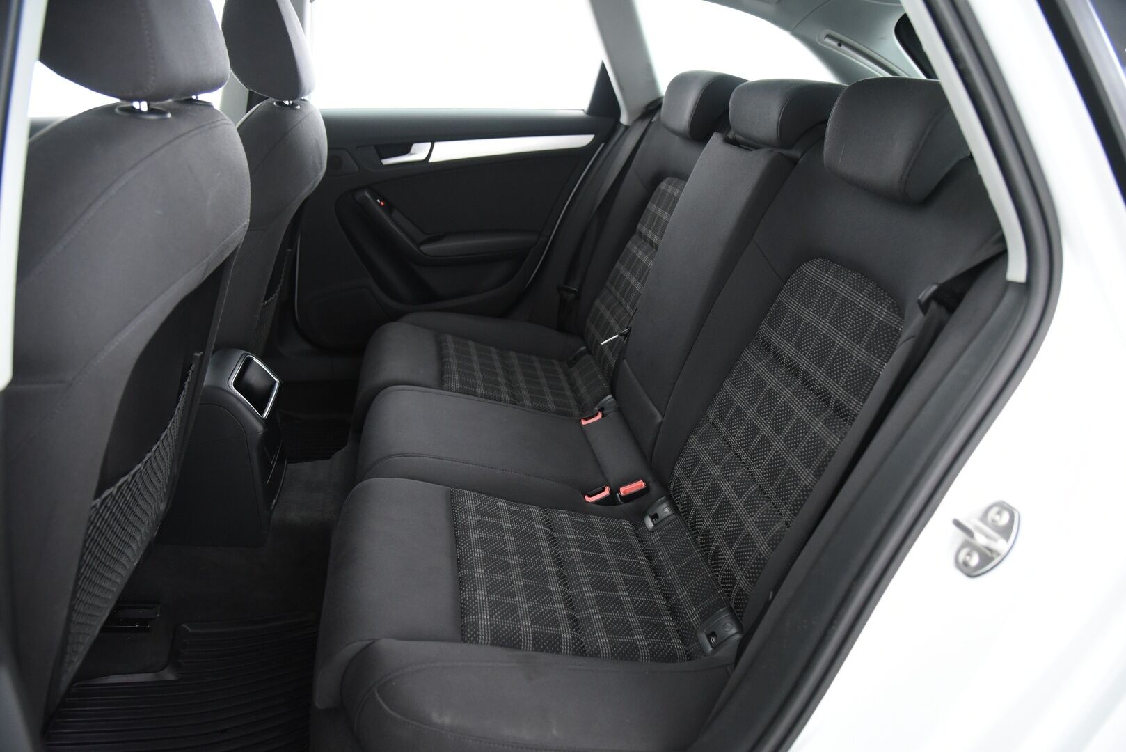 Audi A4 2014 Avant Business Sport 2,0 TDI 140 kW quattro S tronic * Sport-penkit / Webasto / Vetokoukku / Vakkari / Xenon * - Juuri katsastettu / S-line ulkopaketti / Huoltokirja / 2x renkaat vanteilla - HULLUT AVAJAISHULINAT KORKOTARJOUS 3,29 %