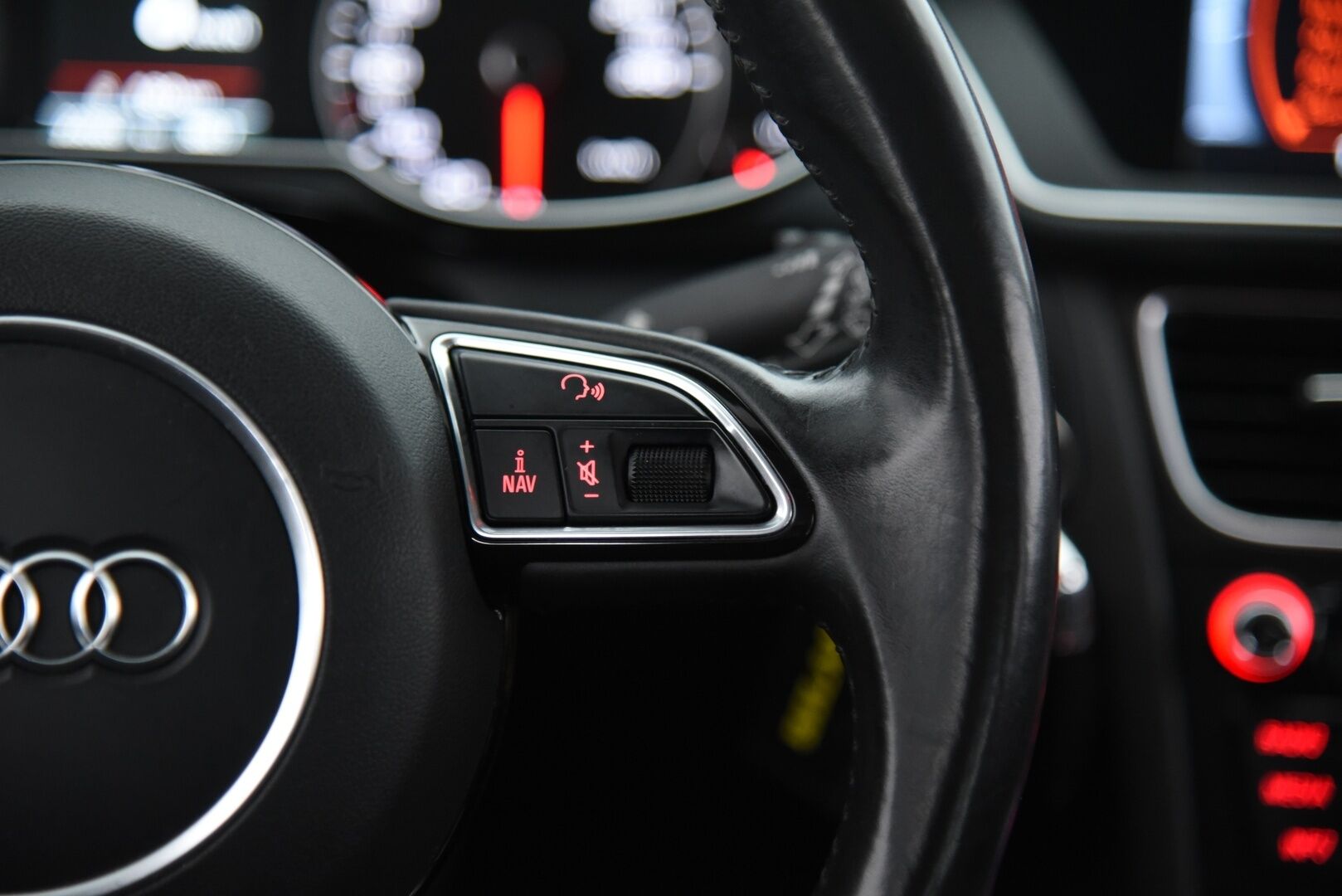 Audi A4 2014 Avant Business Sport 2,0 TDI 140 kW quattro S tronic * Sport-penkit / Webasto / Vetokoukku / Vakkari / Xenon * - Juuri katsastettu / S-line ulkopaketti / Huoltokirja / 2x renkaat vanteilla - HULLUT AVAJAISHULINAT KORKOTARJOUS 3,29 %