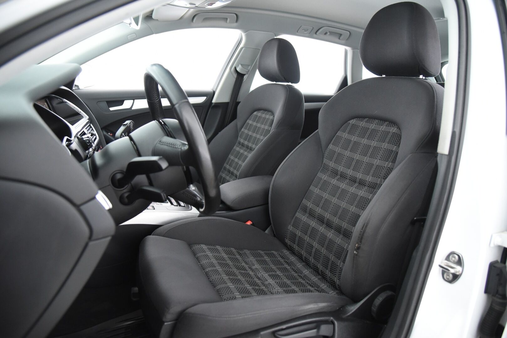 Audi A4 2014 Avant Business Sport 2,0 TDI 140 kW quattro S tronic * Sport-penkit / Webasto / Vetokoukku / Vakkari / Xenon * - Juuri katsastettu / S-line ulkopaketti / Huoltokirja / 2x renkaat vanteilla - HULLUT AVAJAISHULINAT KORKOTARJOUS 3,29 %