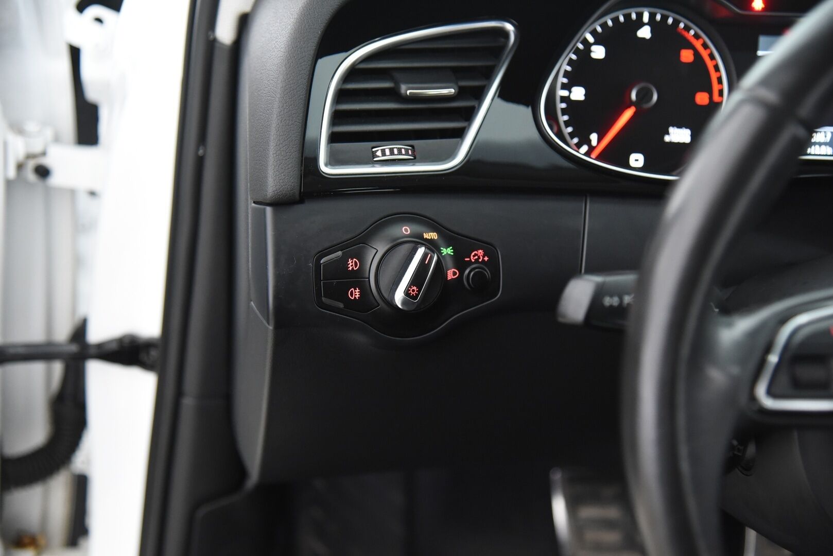 Audi A4 2014 Avant Business Sport 2,0 TDI 140 kW quattro S tronic * Sport-penkit / Webasto / Vetokoukku / Vakkari / Xenon * - Juuri katsastettu / S-line ulkopaketti / Huoltokirja / 2x renkaat vanteilla - HULLUT AVAJAISHULINAT KORKOTARJOUS 3,29 %