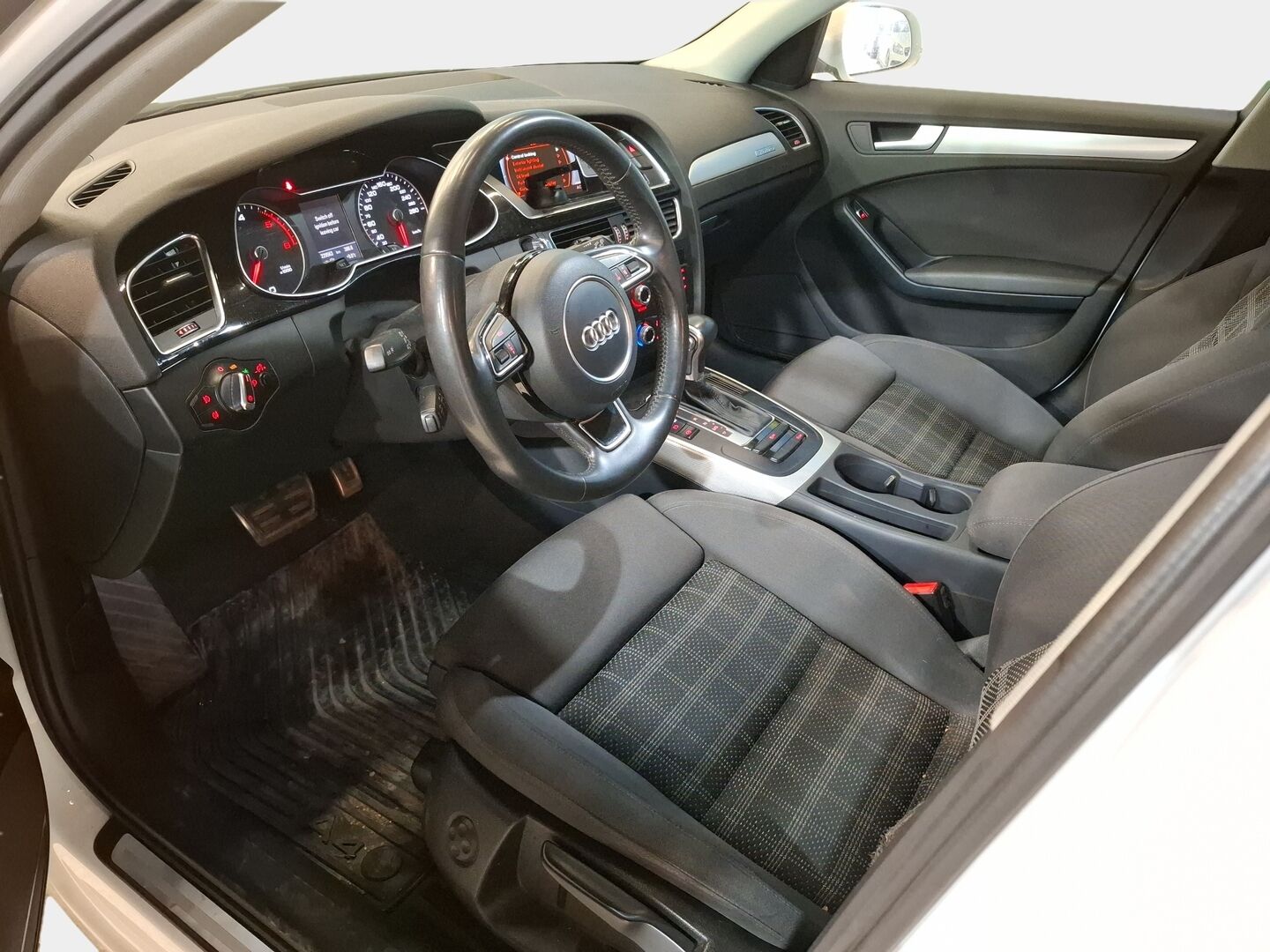 Audi A4 2014 A4 AVANT Farmari (AC) 4ov 1968cm3 A / Suomi-auto / Webasto / Vetokoukku / Vakkari / Xenon - Juuri katsastettu / Huoltokirja / 2x renkaat vanteilla