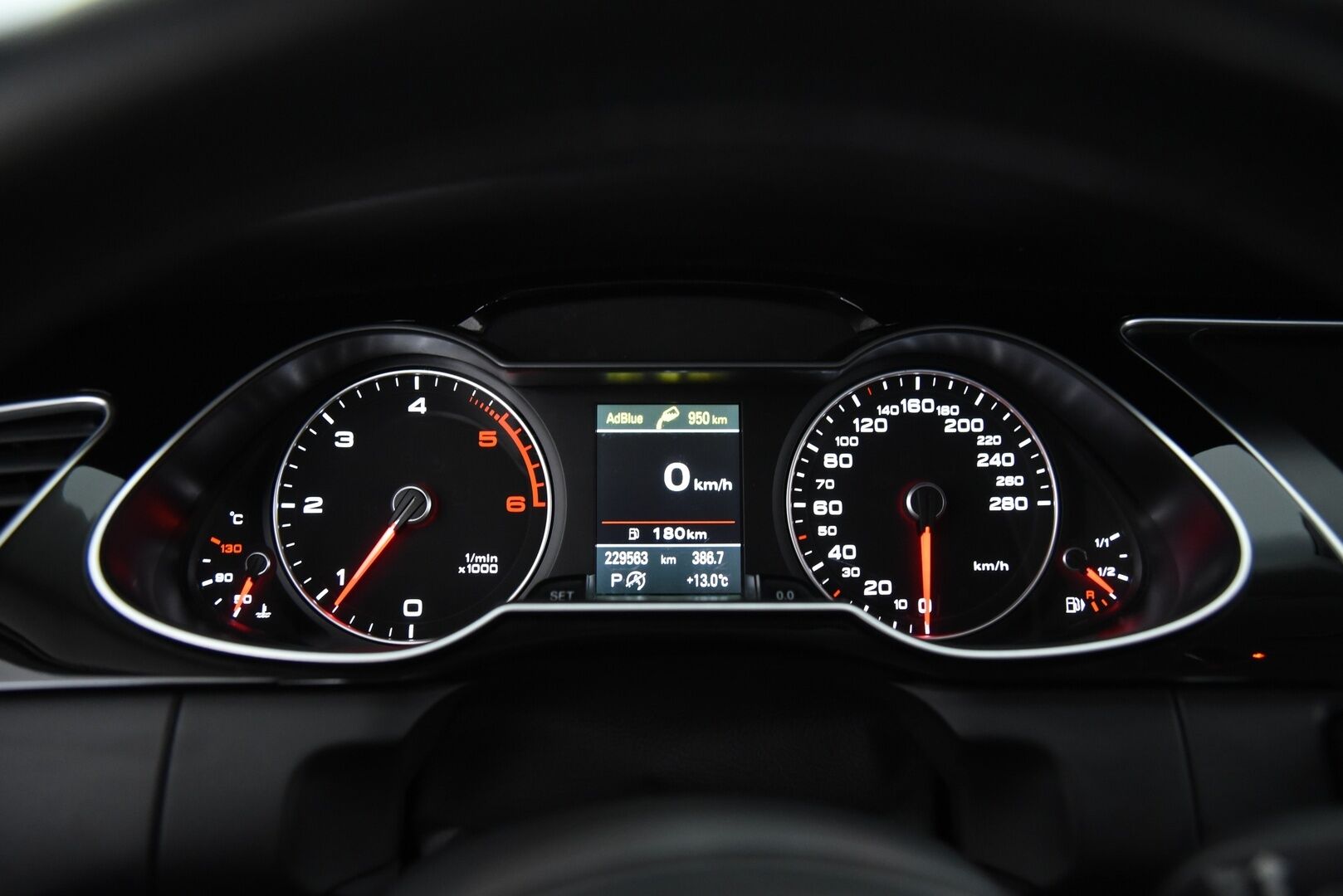 Audi A4 2014 Avant Business Sport 2,0 TDI 140 kW quattro S tronic * Sport-penkit / Webasto / Vetokoukku / Vakkari / Xenon * - Juuri katsastettu / S-line ulkopaketti / Huoltokirja / 2x renkaat vanteilla - HULLUT AVAJAISHULINAT KORKOTARJOUS 3,29 %