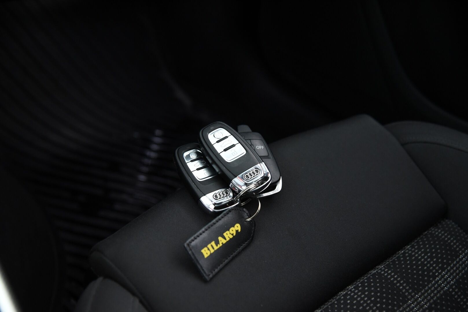 Audi A4 2014 Avant Business Sport 2,0 TDI 140 kW quattro S tronic * Sport-penkit / Webasto / Vetokoukku / Vakkari / Xenon * - Juuri katsastettu / S-line ulkopaketti / Huoltokirja / 2x renkaat vanteilla - HULLUT AVAJAISHULINAT KORKOTARJOUS 3,29 %