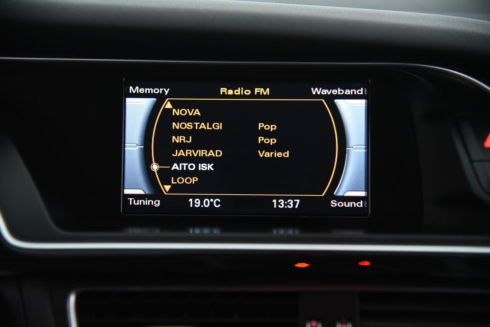 Audi A4 2014 Avant Business Sport 2,0 TDI 140 kW quattro S tronic * Sport-penkit / Webasto / Vetokoukku / Vakkari / Xenon * - Juuri katsastettu / S-line ulkopaketti / Huoltokirja / 2x renkaat vanteilla - HULLUT AVAJAISHULINAT KORKOTARJOUS 3,29 %