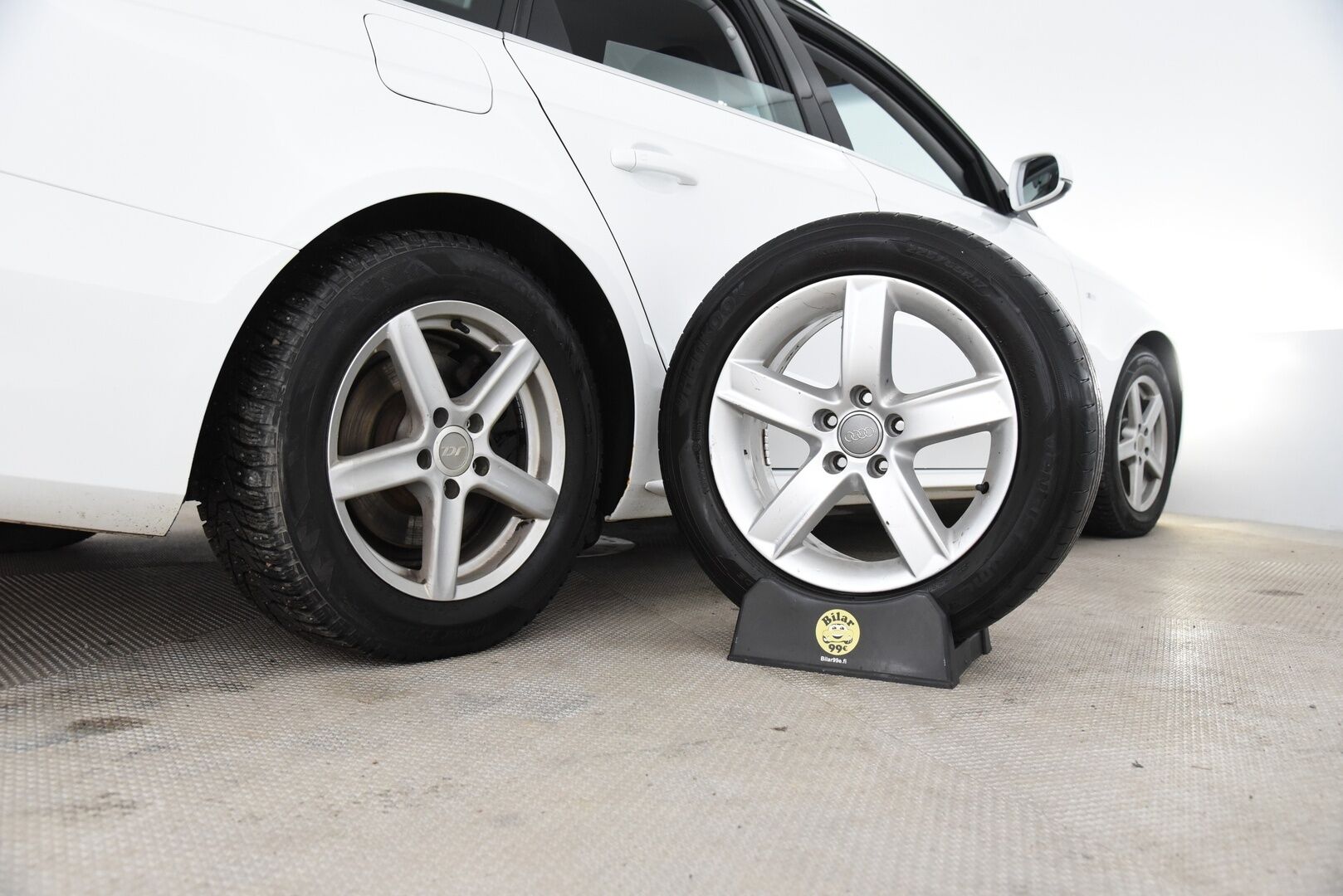 Audi A4 2014 Avant Business Sport 2,0 TDI 140 kW quattro S tronic * Sport-penkit / Webasto / Vetokoukku / Vakkari / Xenon * - Juuri katsastettu / S-line ulkopaketti / Huoltokirja / 2x renkaat vanteilla - HULLUT AVAJAISHULINAT KORKOTARJOUS 3,29 %