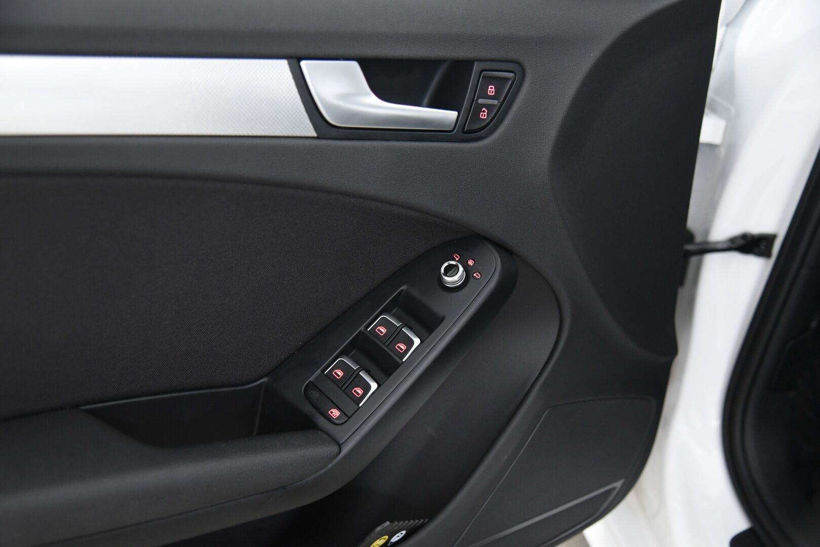 Audi A4 2014 Avant Business Sport 2,0 TDI 140 kW quattro S tronic * Sport-penkit / Webasto / Vetokoukku / Vakkari / Xenon * - Juuri katsastettu / S-line ulkopaketti / Huoltokirja / 2x renkaat vanteilla - HULLUT AVAJAISHULINAT KORKOTARJOUS 3,29 %