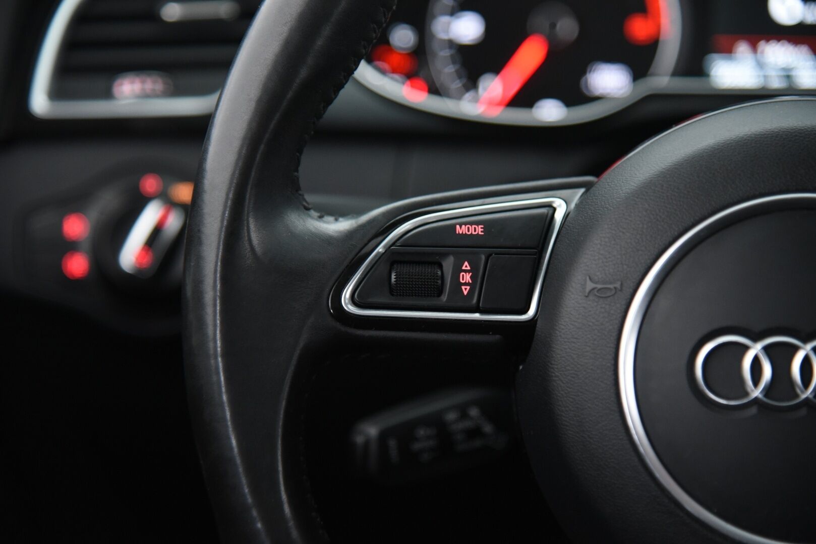 Audi A4 2014 Avant Business Sport 2,0 TDI 140 kW quattro S tronic * Sport-penkit / Webasto / Vetokoukku / Vakkari / Xenon * - Juuri katsastettu / S-line ulkopaketti / Huoltokirja / 2x renkaat vanteilla - HULLUT AVAJAISHULINAT KORKOTARJOUS 3,29 %