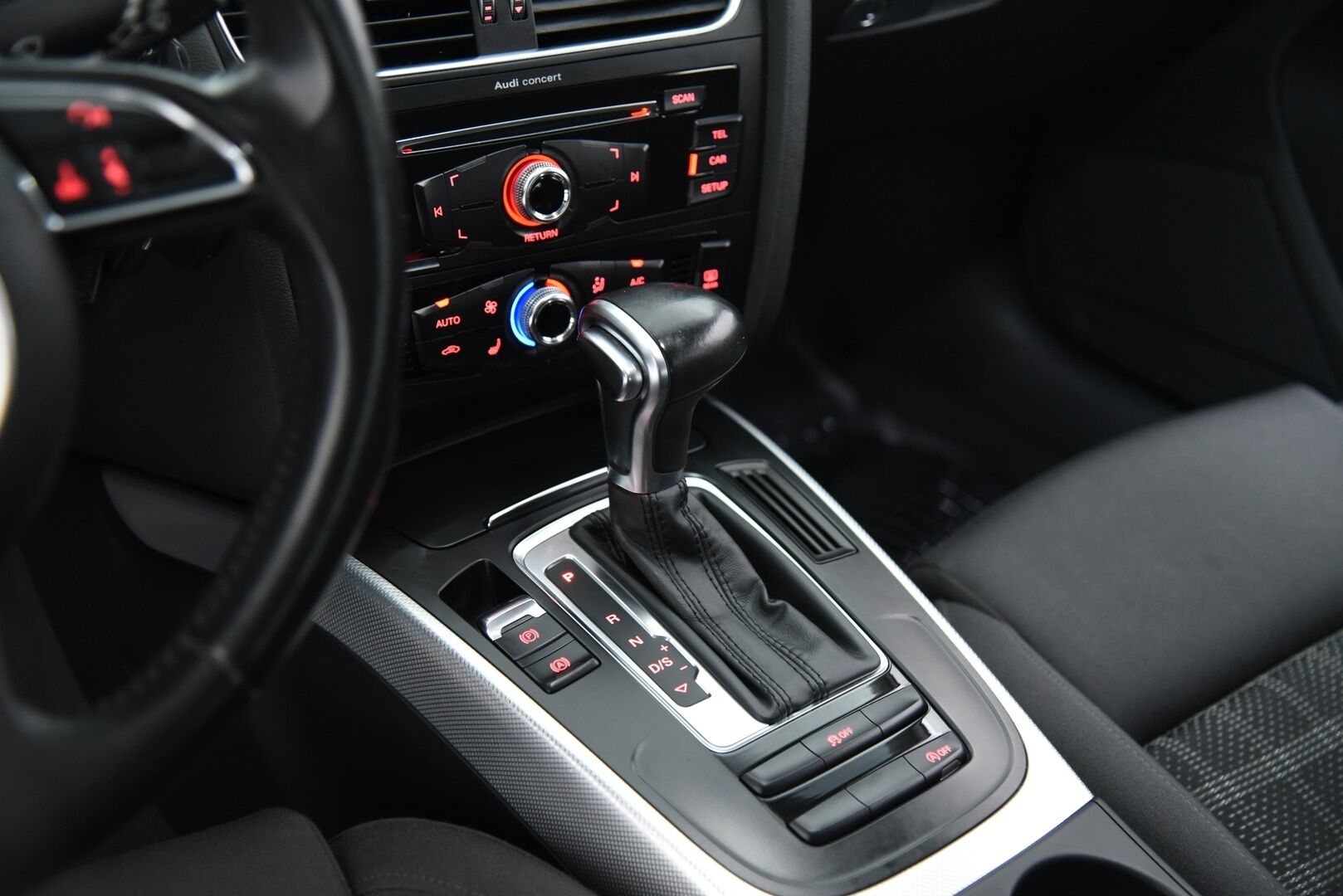 Audi A4 2014 Avant Business Sport 2,0 TDI 140 kW quattro S tronic * Sport-penkit / Webasto / Vetokoukku / Vakkari / Xenon * - Juuri katsastettu / S-line ulkopaketti / Huoltokirja / 2x renkaat vanteilla - HULLUT AVAJAISHULINAT KORKOTARJOUS 3,29 %