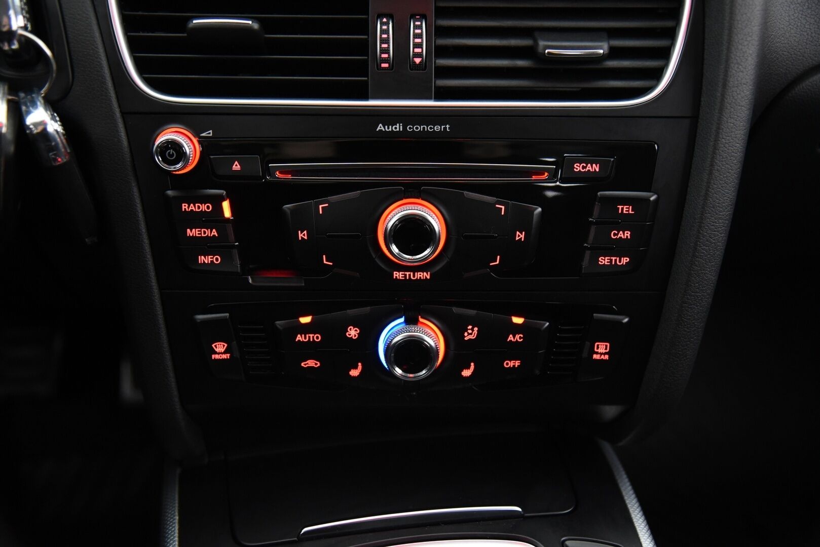 Audi A4 2014 Avant Business Sport 2,0 TDI 140 kW quattro S tronic * Sport-penkit / Webasto / Vetokoukku / Vakkari / Xenon * - Juuri katsastettu / S-line ulkopaketti / Huoltokirja / 2x renkaat vanteilla - HULLUT AVAJAISHULINAT KORKOTARJOUS 3,29 %