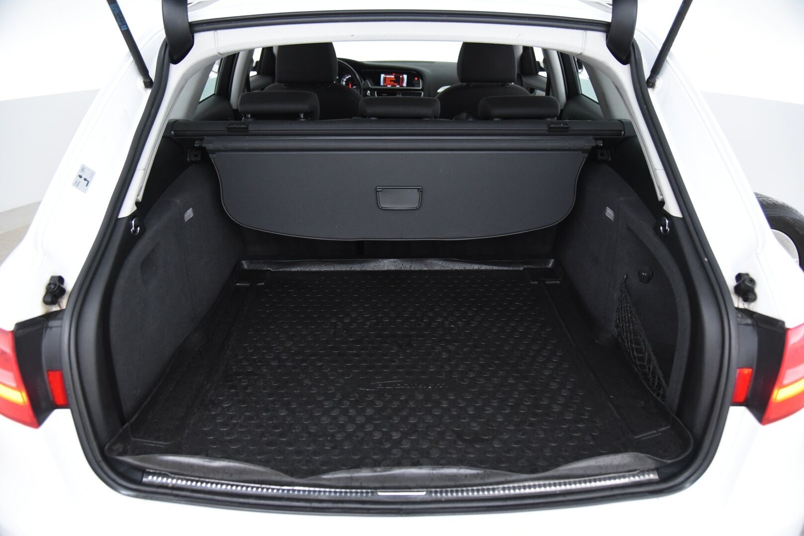 Audi A4 2014 Avant Business Sport 2,0 TDI 140 kW quattro S tronic * Sport-penkit / Webasto / Vetokoukku / Vakkari / Xenon * - Juuri katsastettu / S-line ulkopaketti / Huoltokirja / 2x renkaat vanteilla - HULLUT AVAJAISHULINAT KORKOTARJOUS 3,29 %