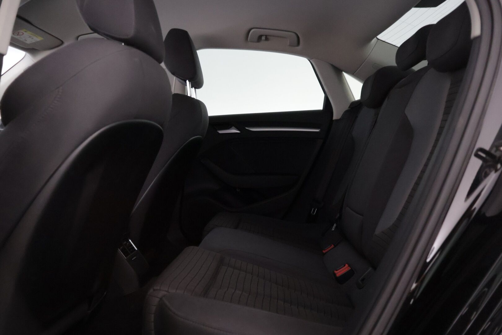 Audi A3 2016 Sedan Business Sport 1,8 TFSI 132 kW quattro S tronic * Vakkari / Sporttipenkit / P-tutka / Bluetooth / LED-valot * - * Suomi-auto / Kahdet renkaat omilla alumiinivanteilla! *