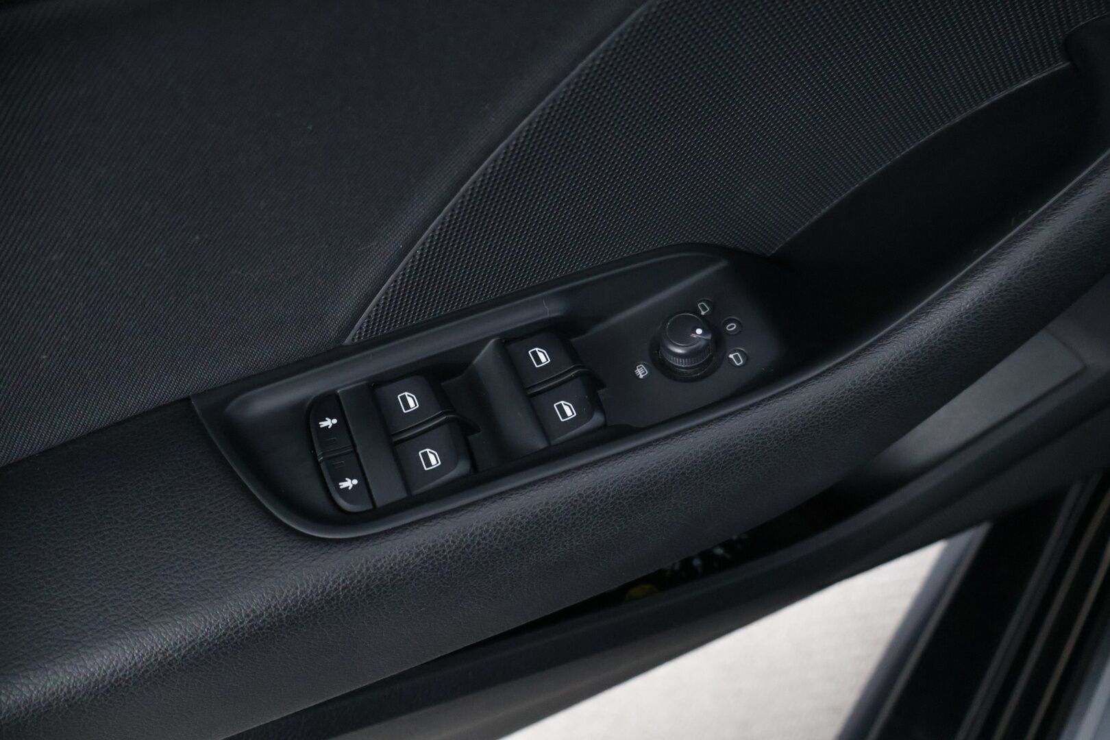 Audi A3 2016 Sedan Business Sport 1,8 TFSI 132 kW quattro S tronic * Vakkari / Sporttipenkit / P-tutka / Bluetooth / LED-valot * - * Suomi-auto / Kahdet renkaat omilla alumiinivanteilla! *