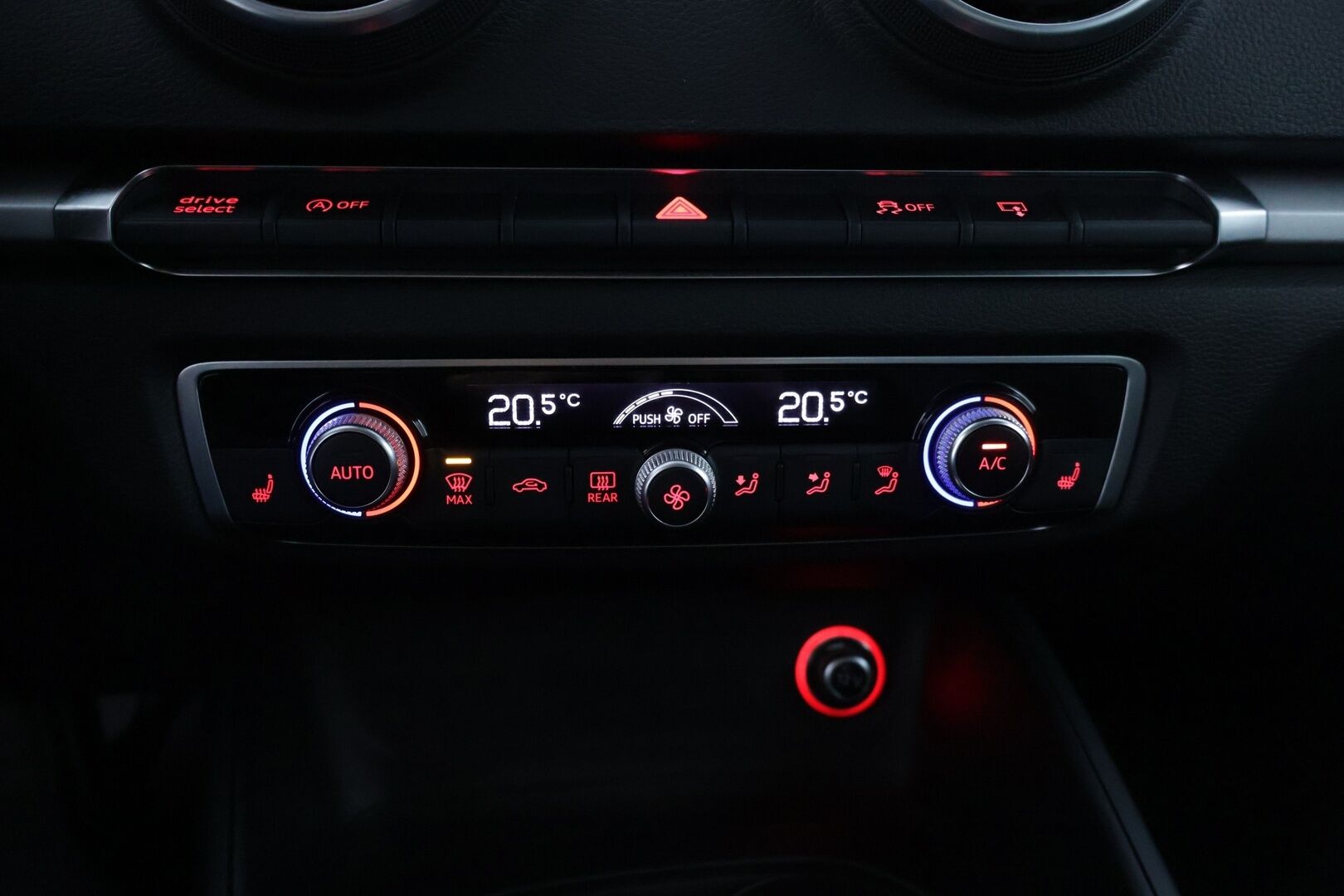 Audi A3 2016 Sedan Business Sport 1,8 TFSI 132 kW quattro S tronic * Vakkari / Sporttipenkit / P-tutka / Bluetooth / LED-valot * - * Suomi-auto / Kahdet renkaat omilla alumiinivanteilla! *