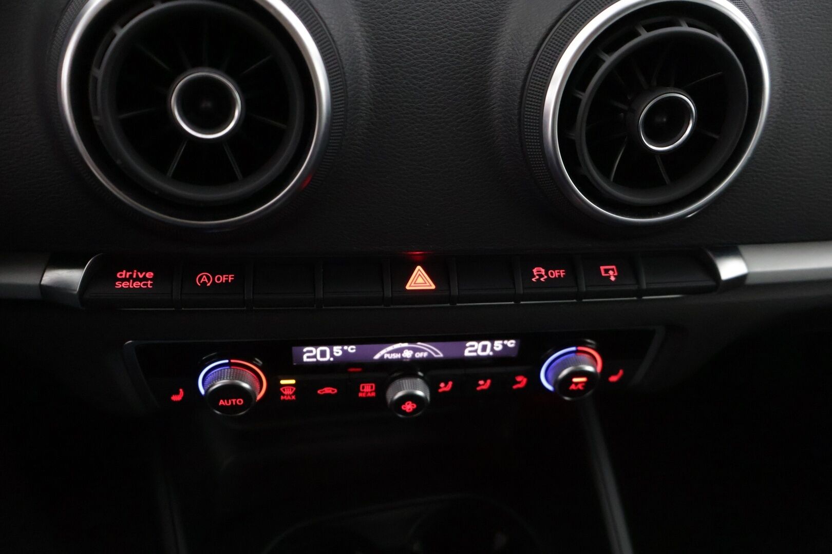 Audi A3 2016 Sedan Business Sport 1,8 TFSI 132 kW quattro S tronic * Vakkari / Sporttipenkit / P-tutka / Bluetooth / LED-valot * - * Suomi-auto / Kahdet renkaat omilla alumiinivanteilla! *