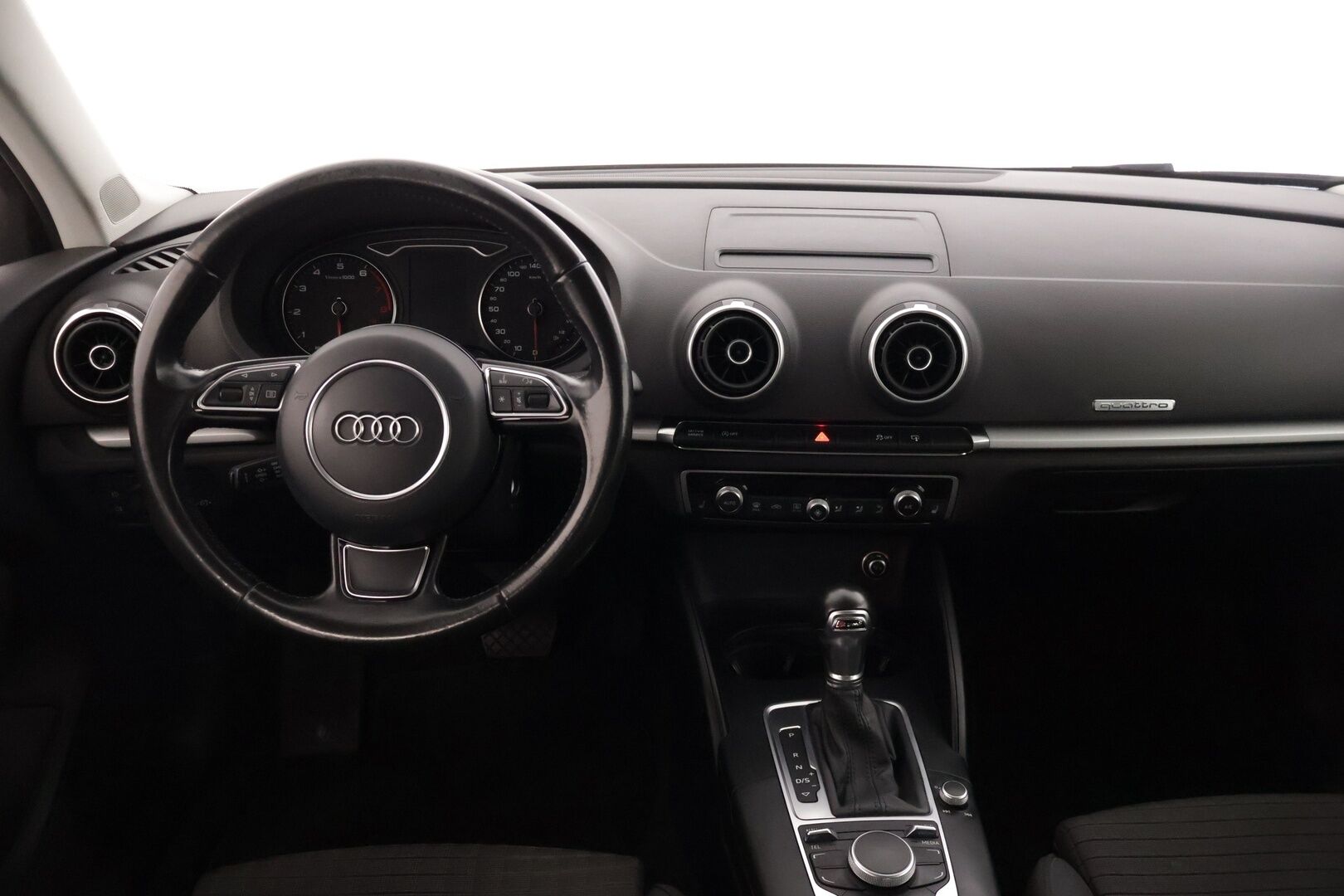 Audi A3 2016 Sedan Business Sport 1,8 TFSI 132 kW quattro S tronic * Vakkari / Sporttipenkit / P-tutka / Bluetooth / LED-valot * - * Suomi-auto / Kahdet renkaat omilla alumiinivanteilla! *